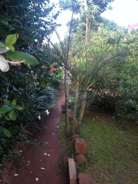 J Residence Motel Entebbe Buitenkant foto