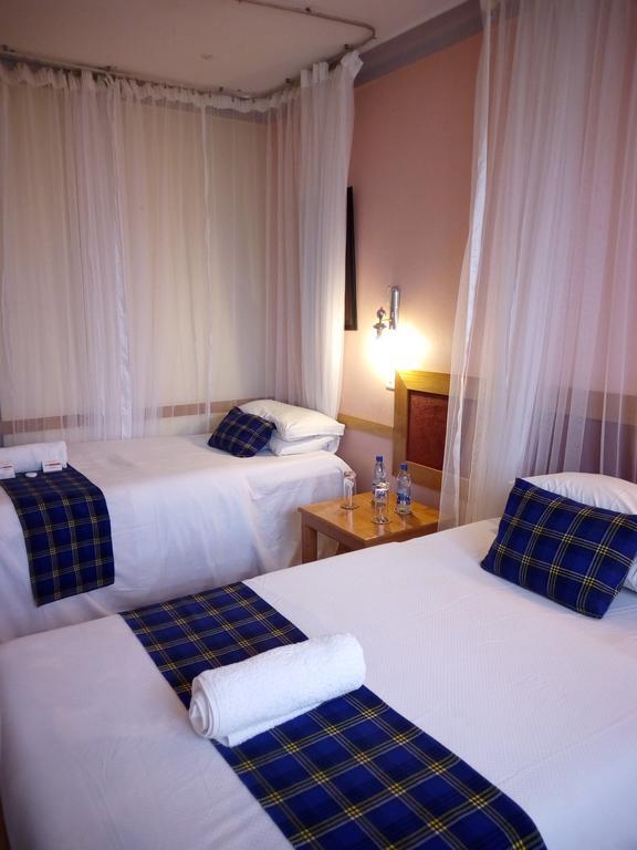 J Residence Motel Entebbe Buitenkant foto
