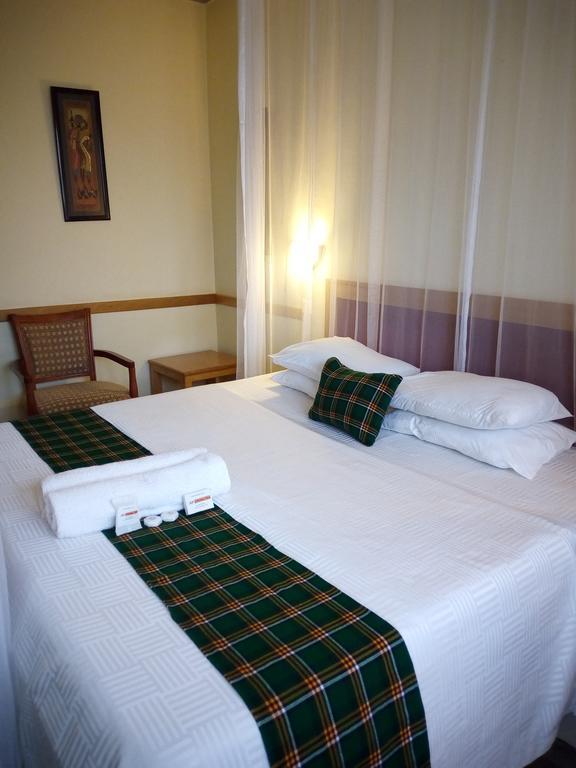J Residence Motel Entebbe Buitenkant foto